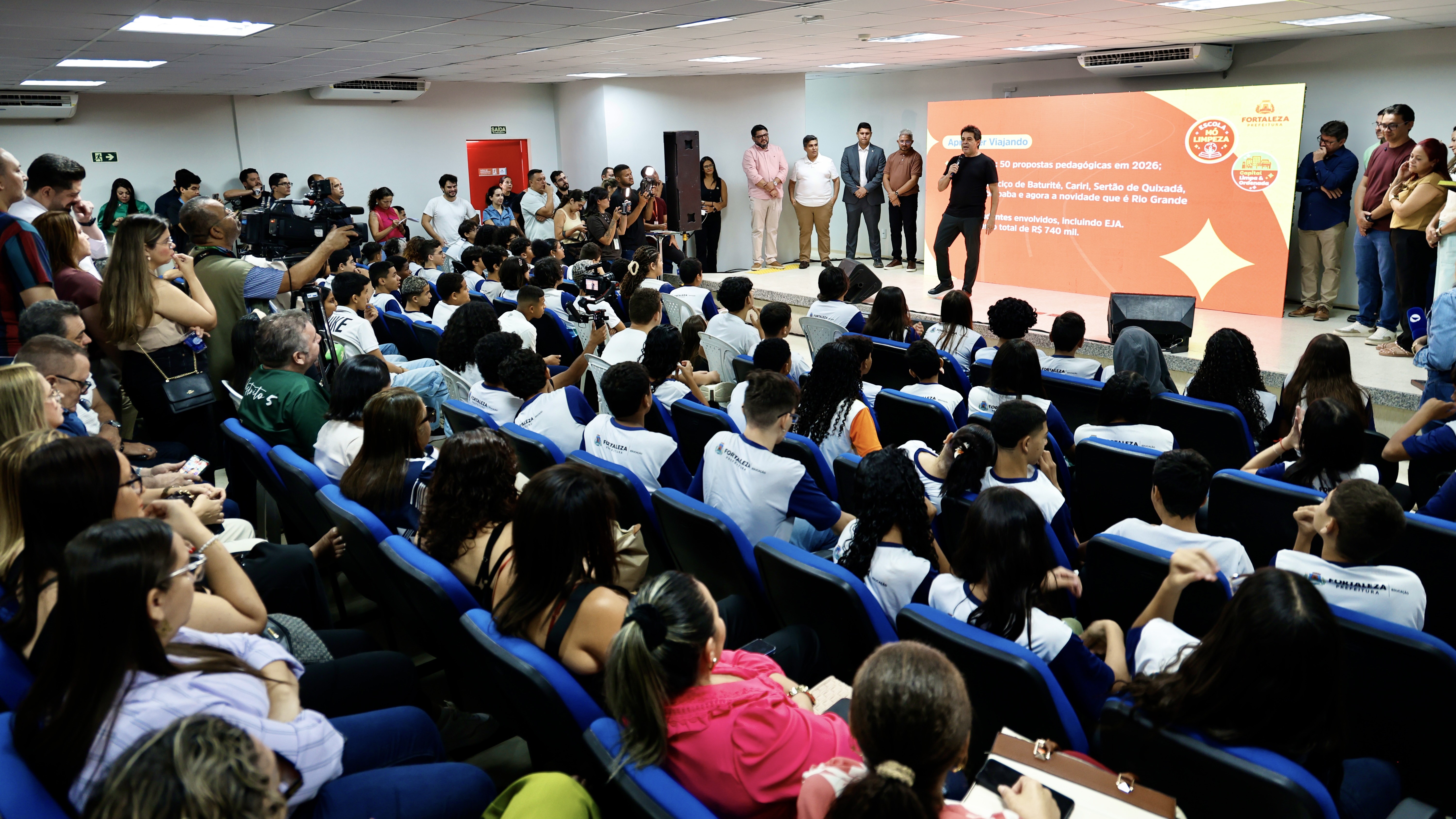 prefeito Evandro falando para a plateia da escola